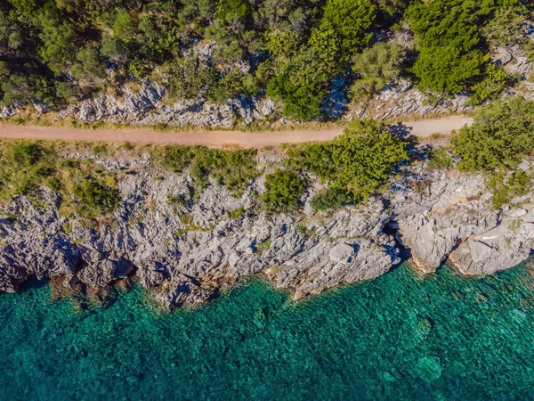 Pintoresco mar costa adriática de Montenegro. Mar de Mediteran turquesa y costa rocosa con árboles de coníferas de hoja perenne. Maravilloso paisaje de verano. Drone. — Foto de Stock