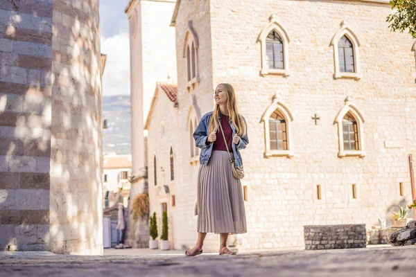 ブドヴァの旧市街の若い女性観光客。モンテネグロのコンセプトへの旅行 — ストック写真
