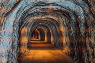 Rafailovici ile Becici Karadağ arasındaki dağın altındaki tünel