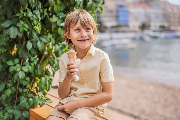 Close up of tourist boy eating traditional gelato italian ice cream in a European town — Stock Photo, Image