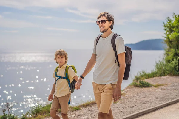 Papá e hijo turistas pasean por la costa de Budva en Montenegro —  Fotos de Stock