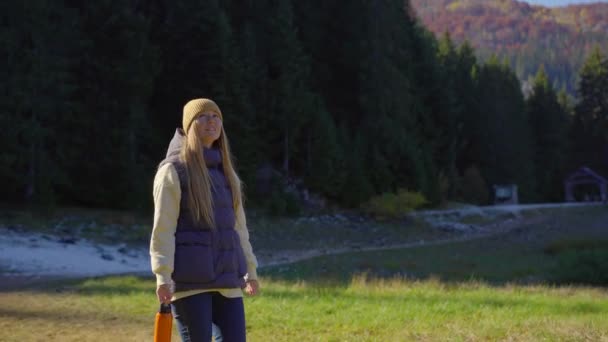 Una joven visita el Crno jezero o el lago Negro cerca de la ciudad de Zabljak. Viaje al norte de Montenegro — Vídeos de Stock