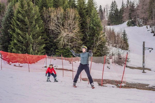 Garçon apprenant à skier, s'entraînant et écoutant son moniteur de ski sur la piste en hiver — Photo