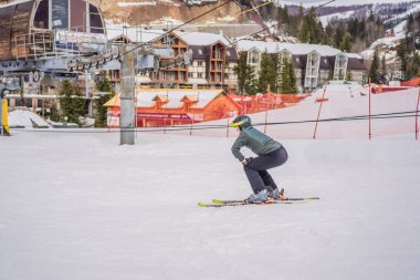 Eğitim pistinde kayak hocası öğrencilere kayak yapmayı öğretiyor.