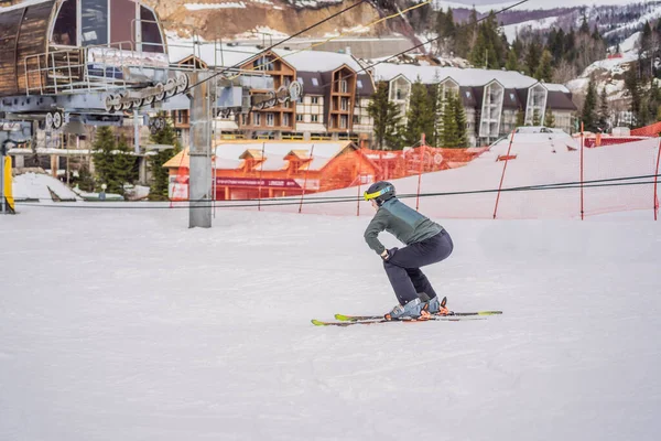 Moniteur de ski sur piste d'entraînement montrant aux élèves comment skier — Photo