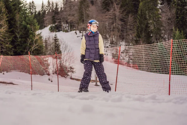 Femme apprenant à skier. Jeune femme skiant sur une route enneigée dans les montagnes — Photo