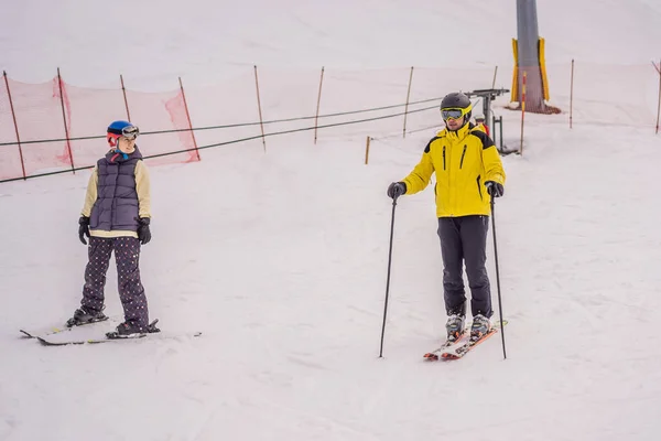 Femme apprenant à skier avec instructeur. Sport d'hiver. Cours de ski à l'école de ski alpin — Photo