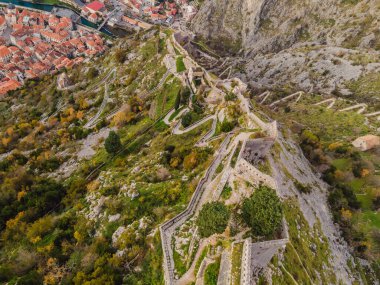 Eski şehir. Kotor. Karadağ. Gün batımında dar sokaklar ve Kotor 'un eski evleri. Şehir duvarından Kotor 'un görüntüsü. Yukarıdan görüntüle
