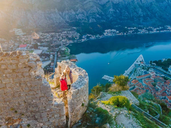 Viajantes de mãe e filho em Montenegro em Kotor Old Town Ladder of Kotor Fortress Trilha de caminhada. Vista aérea de drones — Fotografia de Stock