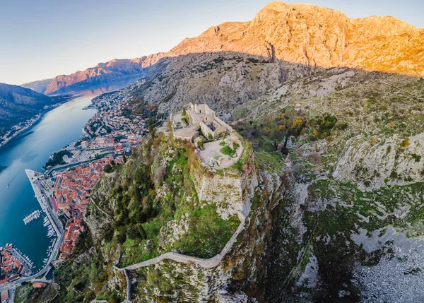 Kotor Old Town Ladder of Kotor Fortress Caminhadas Trilha. Vista aérea de drones — Fotografia de Stock