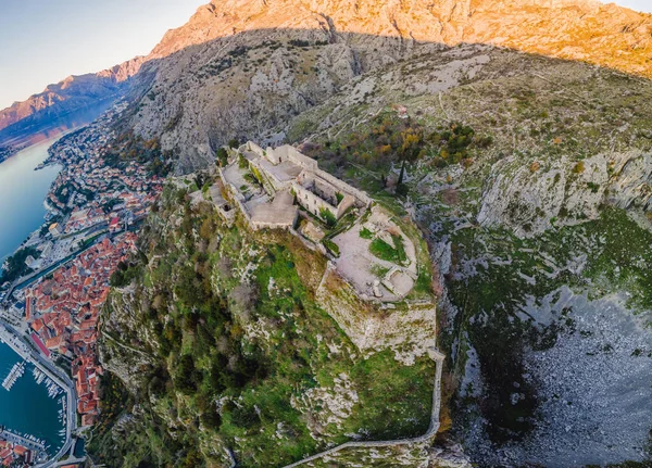 Kotor Old Town Ladder of Kotor Fortress Caminhadas Trilha. Vista aérea de drones — Fotografia de Stock