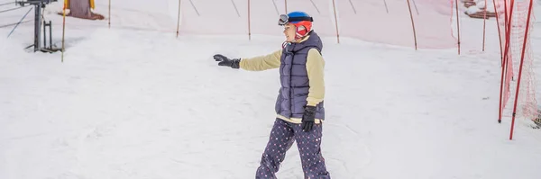 Donna che impara a sciare. Giovane donna sciare su una strada innevata in montagna BANNER, FORMATO LUNGO — Foto Stock