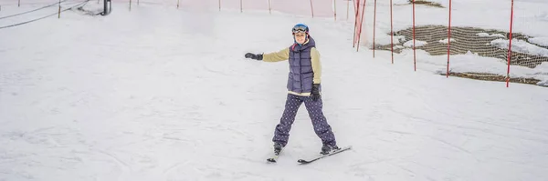 Femme apprenant à skier. Jeune femme skiant sur une route enneigée dans les montagnes BANNER, LONG FORMAT — Photo