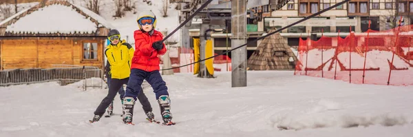 Εκπαιδευτής διδάσκει αγόρι σκιέρ να χρησιμοποιούν για σκι ανελκυστήρα BANNER, Long Format — Φωτογραφία Αρχείου