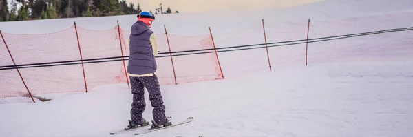 女子滑雪者乘滑雪车爬山为初学者准备的，隆重的 — 图库照片
