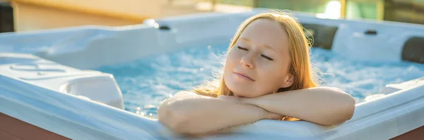 BANNER, FORMATO LARGO Retrato de la joven despreocupada feliz mujer sonriente relajándose en la bañera de hidromasaje durante el disfrute de la vida feliz momento de viaje de vacaciones en el fondo de grandes montañas verdes — Foto de Stock