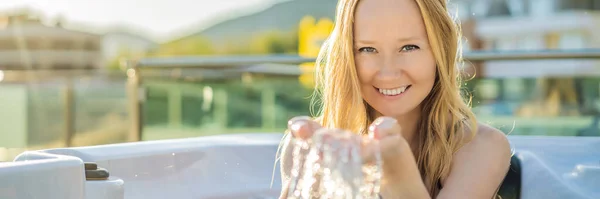 BANNER, LONG FORMAT Retrato de jovem mulher sorridente feliz despreocupada relaxando na banheira de hidromassagem durante a desfrutar de vida de férias momento de viagem feliz contra o fundo de verdes grandes montanhas — Fotografia de Stock