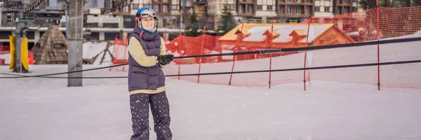 Mujer esquiadora sube a una montaña en un telesilla para principiantes BANNER, FORMATO LARGO —  Fotos de Stock