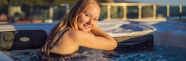 BANNER, LONG FORMAT Retrato de jovem mulher sorridente feliz despreocupada relaxando na banheira de hidromassagem durante a desfrutar de vida de férias momento de viagem feliz contra o fundo de verdes grandes montanhas — Fotografia de Stock