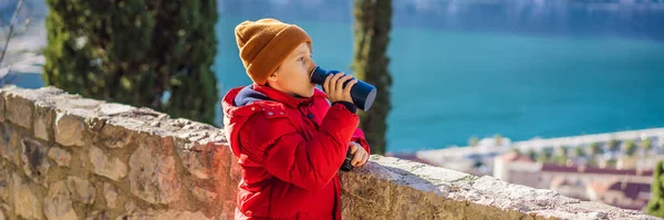 BANNER, LONG FORMAT Ung turist pojke med utsikt över Kotor Bay, Montenegro. Kotor Old Town Stege Kotor fästning vandringsled. Flygdrönare vy — Stockfoto