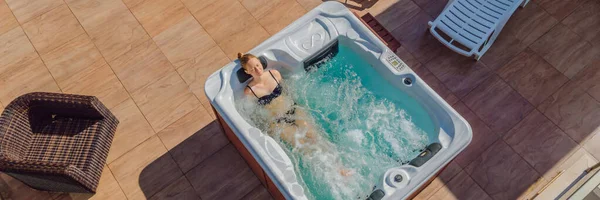 Banner, lang uitzicht op de Drone. Portret van jonge zorgeloze vrolijke lachende vrouw ontspannen in hot tub tijdens het genieten van gelukkig reizen moment vakantie leven tegen de achtergrond van groene grote bergen — Stockfoto