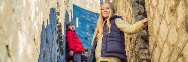 BANNER, LONG FORMAT Mom and son travelers in Montenegro in Kotor Old Town Ladder of Kotor Fortress Hiking Trail. Aerial drone view — Stock Photo, Image