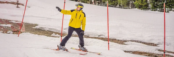 Instructor de esquí en pista de entrenamiento que muestra a los estudiantes cómo esquiar BANNER, FORMATO LARGO — Foto de Stock