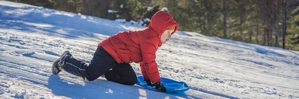 BANNER, LONG FORMAT χαρούμενος και θετικός μικρό αγόρι απολαμβάνοντας έλκηθρο και κρύο καιρό υπαίθρια, χειμώνα διασκέδαση έννοια δραστηριότητα — Φωτογραφία Αρχείου