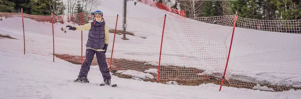 Femme apprenant à skier. Jeune femme skiant sur une route enneigée dans les montagnes BANNER, LONG FORMAT — Photo