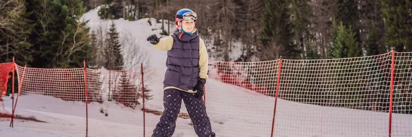 A nő síelni tanul. Fiatal nő síel egy havas úton a hegyekben BANNER, hosszú FORMAT — Stock Fotó