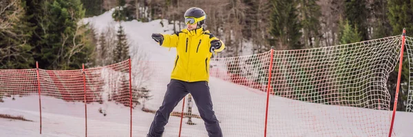 Instruktor narciarstwa na torze treningowym pokazujący uczniom jak jeździć na nartach BANNER, LONG FORMAT — Zdjęcie stockowe
