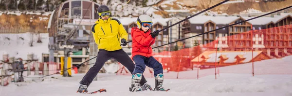 Инструктор учит мальчика-лыжника пользоваться подъемником BANNER, LONG FORMAT — стоковое фото