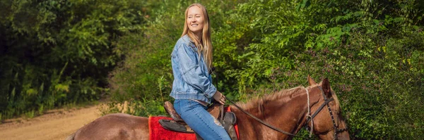 田舎の馬に乗って美しい女性｜バナー,ロングフォーマット — ストック写真