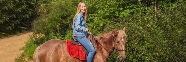 Belle femme chevauchant un cheval à la campagne BANNER, LONG FORMAT — Photo