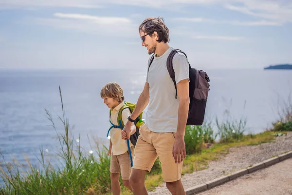 아버지와아 들 관광객들은 몬테네그로의 부트바해 안을 따라 걷는다 — 스톡 사진
