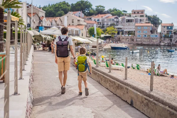 Papá e hijo turistas pasean por la costa de Budva en Montenegro —  Fotos de Stock