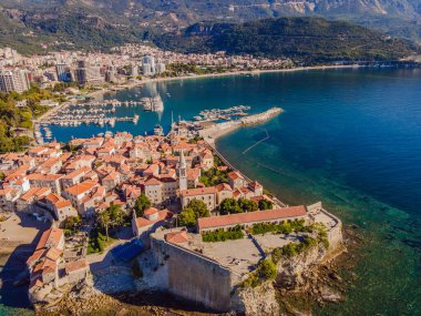 Budva'nın eski şehirde bir güzel yaz günü, Karadağ. Havadan görüntü. Üstten Görünüm