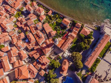 Budva'nın eski şehirde bir güzel yaz günü, Karadağ. Havadan görüntü. Üstten Görünüm