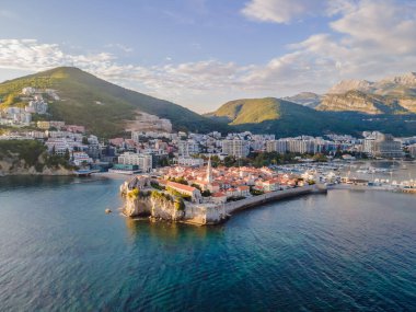 Budva'nın eski şehirde bir güzel yaz günü, Karadağ. Havadan görüntü. Üstten Görünüm