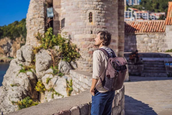 Jovem turista na cidade velha de Budva. Viajar para Montenegro conceito — Fotografia de Stock