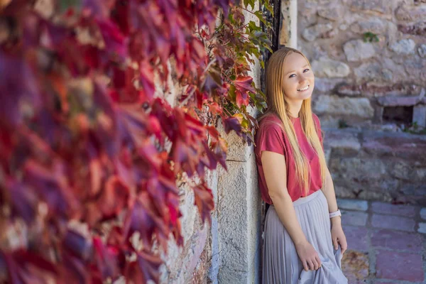 Vrouw toerist op de achtergrond van een prachtig uitzicht op het eiland St. Stephen, Sveti Stefan aan de Budva Riviera, Budva, Montenegro. Reizen naar Montenegro — Stockfoto