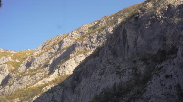 Ngarai yang megah dari sungai Moracha. Perjalanan ke Montenegro konsep — Stok Video