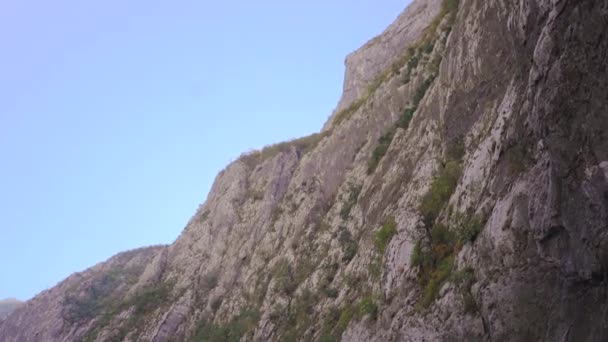 Nádherný kaňon řeky Moracha. Koncept cestování do Černé Hory — Stock video
