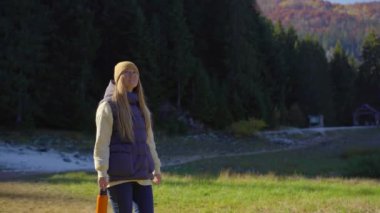 Genç bir kadın Crno Jezero 'yu ya da Zabljak yakınlarındaki Kara Göl' ü ziyaret eder. Kuzey Karadağ 'a seyahat