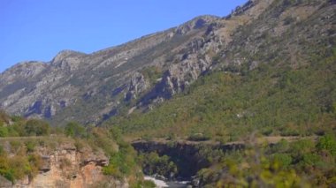 Moracha nehrinin muhteşem kanyonu. Karadağ 'a Seyahat