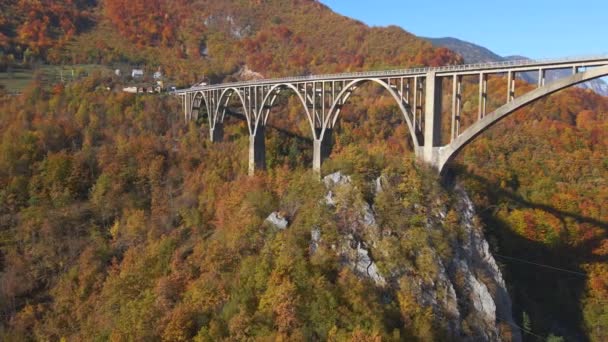 Flygfilm över den magnifika Djurdjevica-bron över Taraflodens kanjon i norra delen av Montenegro. Skjuten under höstsäsongen. Begreppet resa till Östeuropa — Stockvideo