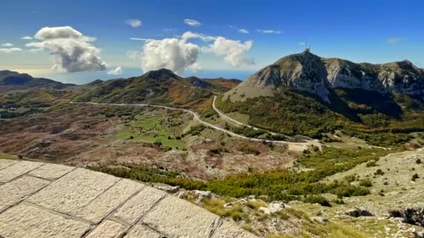 Blick vom Gipfel des Lovcen-Gebirges, wo sich das Mausoleum von Peter II. Petrovic Njegos befindet — Stockvideo