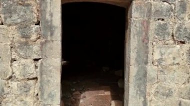 Terk edilmiş bir taş kilise. Yavaş çekim videosu