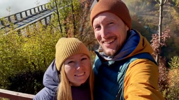 En selfie video av två turister kvinna och en man som besöker den magnifika Djurdjevica bron över Tarafloden kanjon i norra delen av Montenegro. Skjuten under höstsäsongen. Resor till öst — Stockvideo