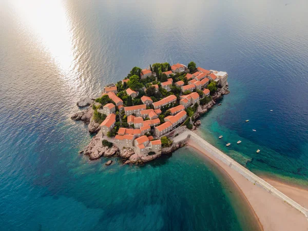 Aerofotografia. Widok z latającego drona. Panoramiczny widok na wyspę Sveti Stefan w Budva w piękny letni dzień, Czarnogóra. Widok góry. Piękne miejsca — Zdjęcie stockowe